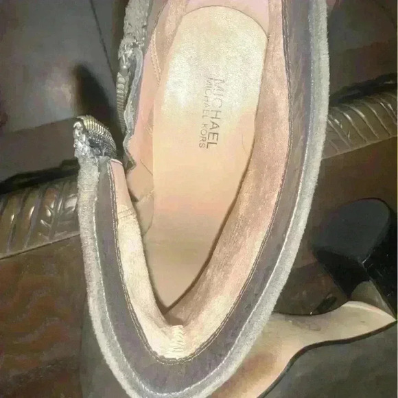 Michael Kors Boots Womens Arabella Ankle Booties
Heels Green Suede Zip Size 9.5 - Picture 8 of 9